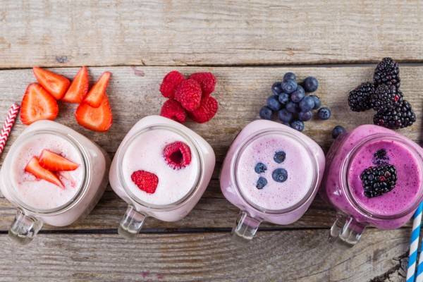 Une sélection de smoothies à base de végétaux et de yogourt 